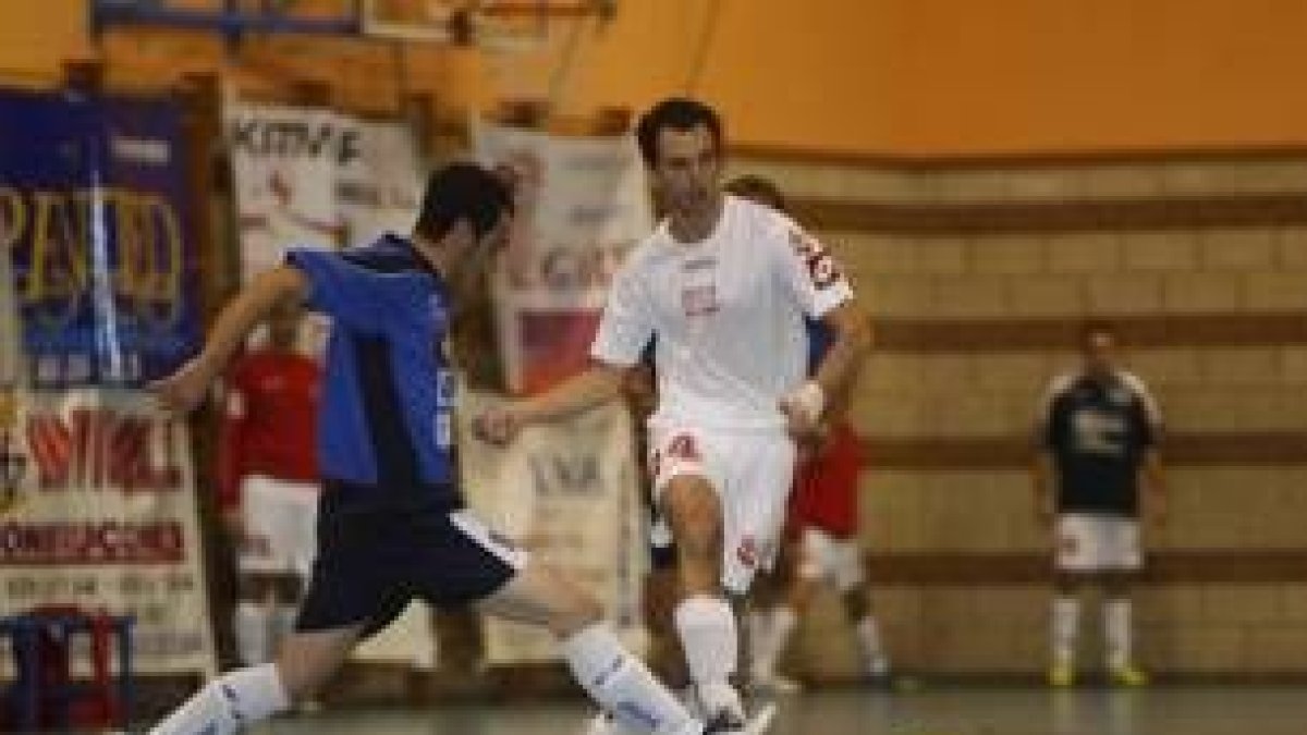 Nacho fue el autor del único gol del equipo leonés frente al O Loureiro en tierras coruñesas
