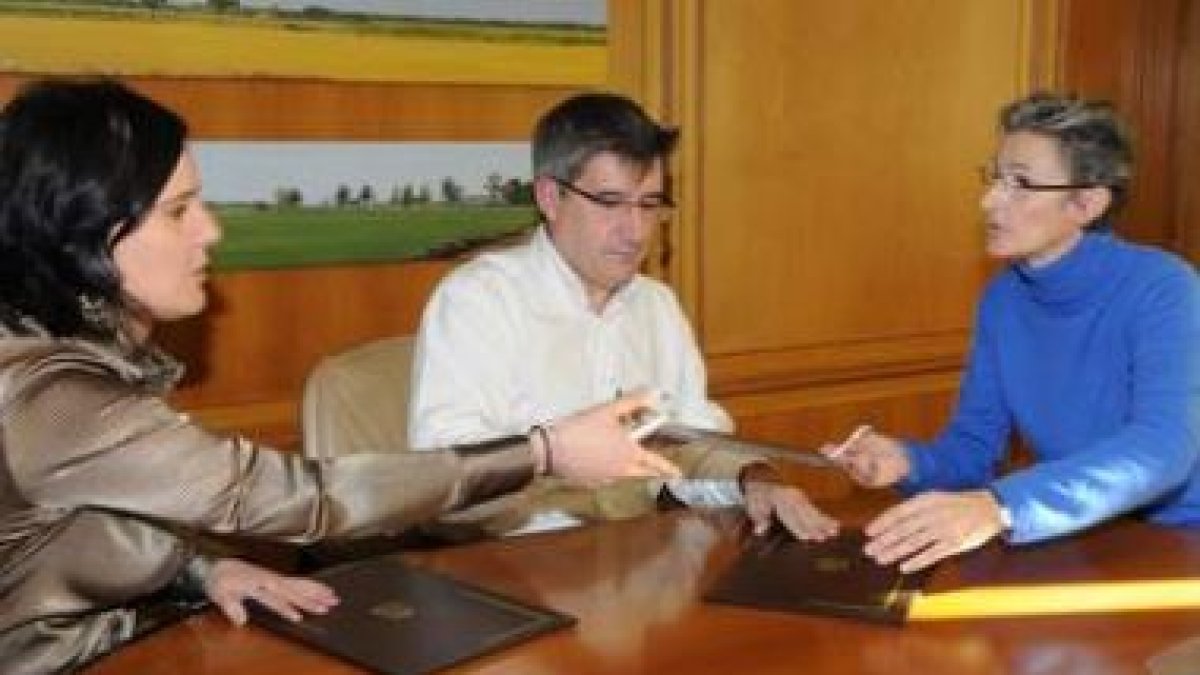 Rodríguez, Fernández y Carissimo, en la firma.