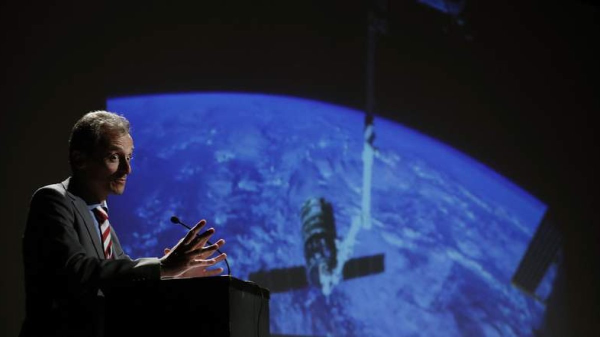El ministro de Ciencia, Innovación y Universidades en funciones, Pedro Duque, durante un acto junto al astronauta francés Thomas Pesquet.