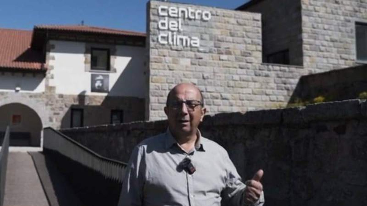 Paco Castañón, ante el Centro del Clima. DL