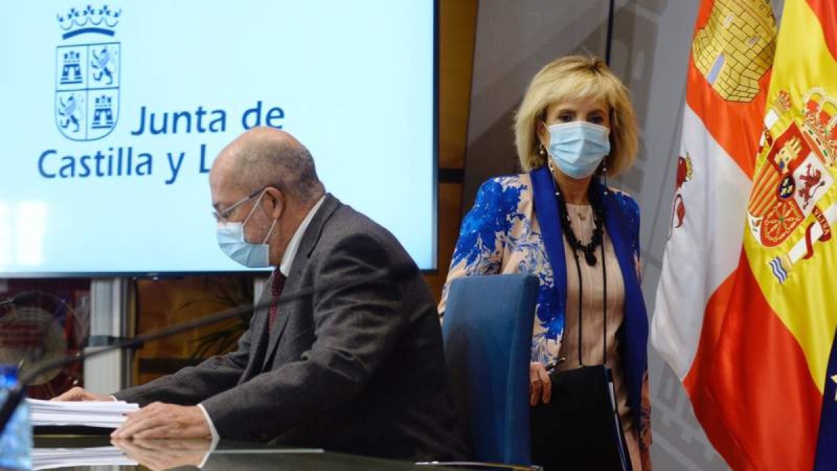 El vicepresidente, Francisco Igea, y la consejera, Verónica Casado, ayer en rueda de prensa . NACHO GALLEGO