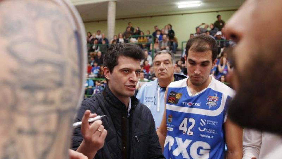 Llorente en un tiempo muerto del Marín Peixe Galego de esta temporada. RAMÓN LEIRO/LA VOZ DE GALICIA