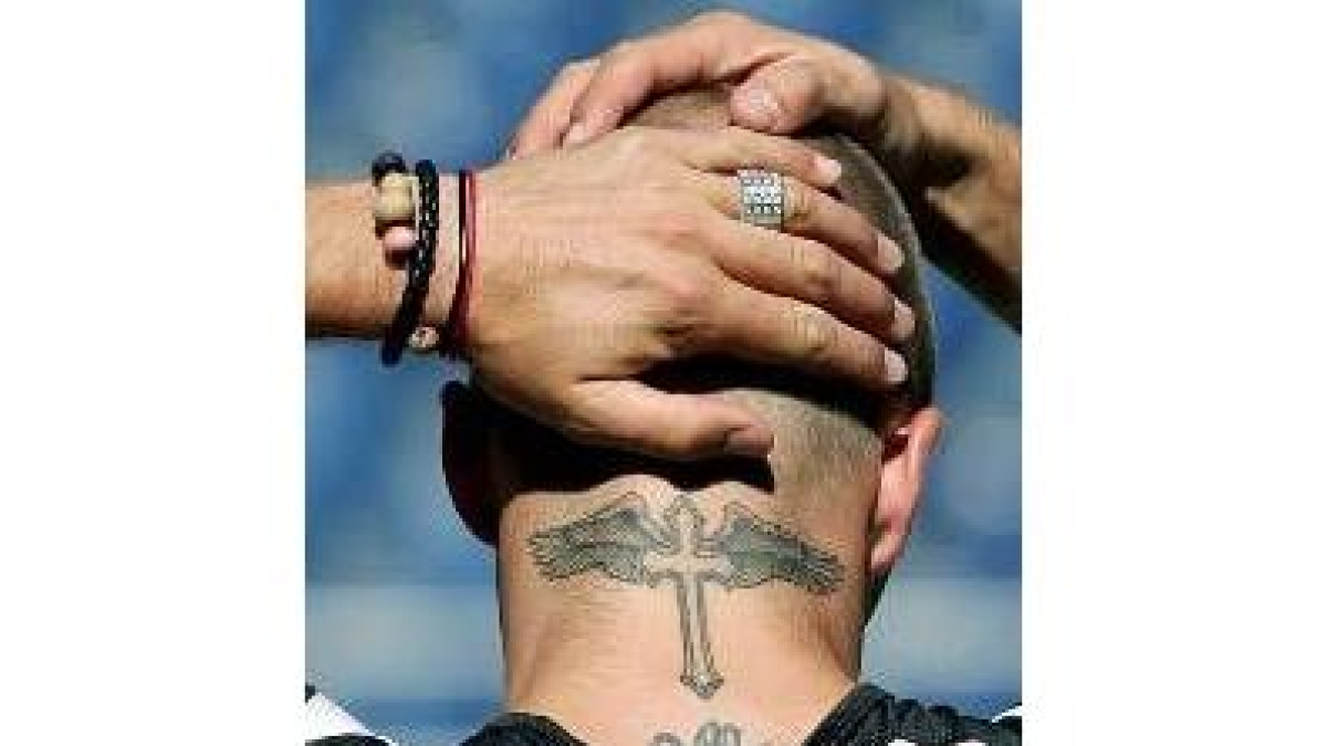 David Beckham luce durante un entrenamiento el tatuaje de su cuello