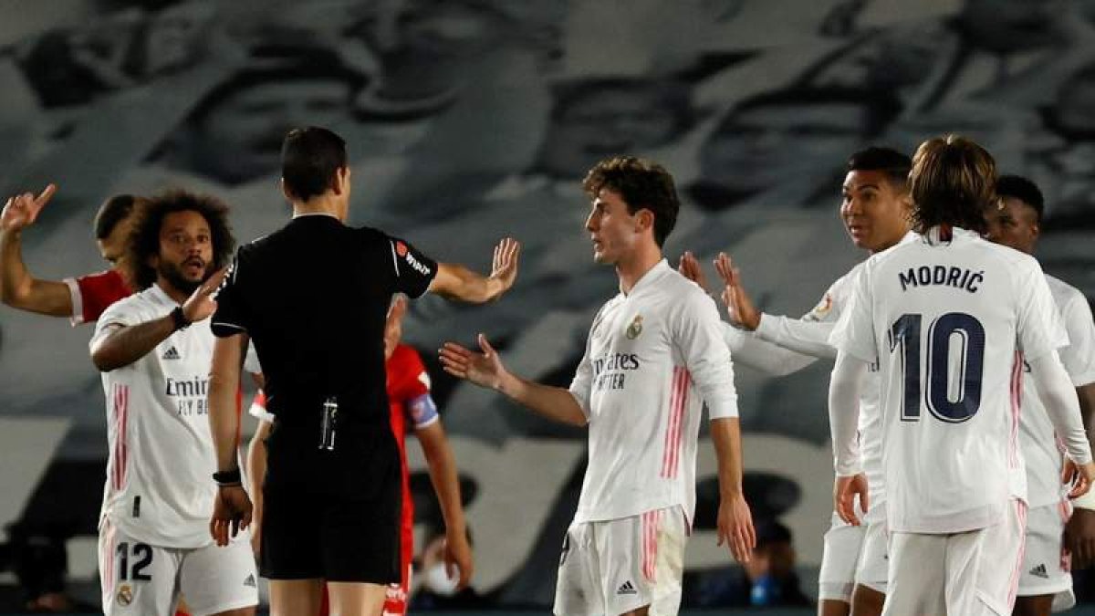 Los jugadores del Madrid se quejaron del árbitro, al que reclamaron un penalti por mano del Sevilla que no concedió. BALLESTEROS
