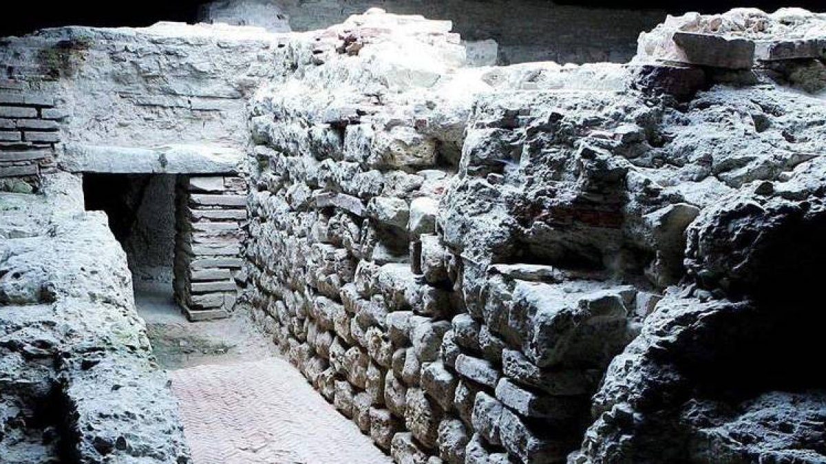 Imagen de parte de los vestigios de las termas romanas que alberga la cripta de Puerta Obispo.