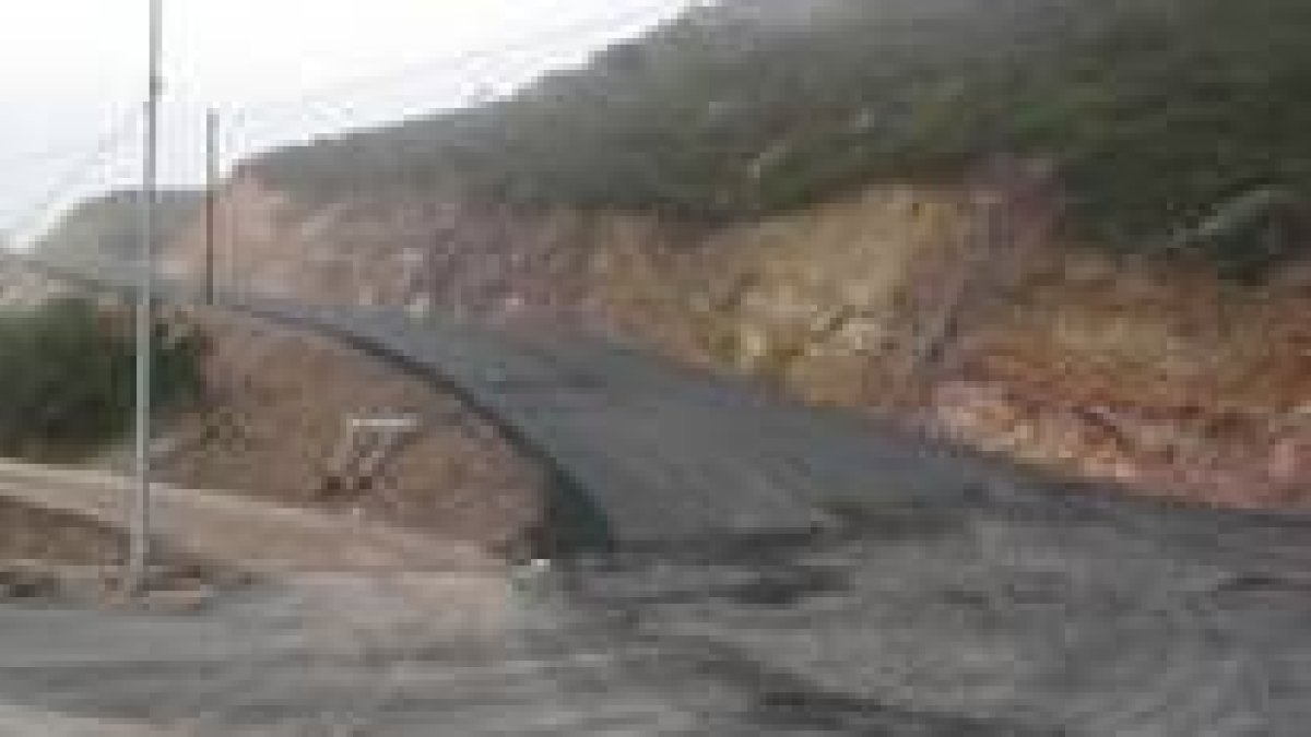 El firme del desvío de Valdecastillo presenta zonas en mal estado