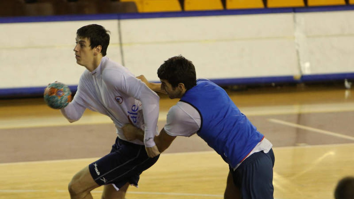 El ruso Tatarintsev intenta irse del marcaje de Vejin durante un entrenamiento.