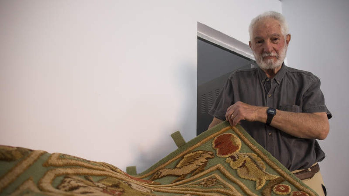 José Nistal, de 78 años, es el más joven de la última generación de la saga familiar que mantuvo abierto el taller textil de alto lizo en Astorga. FERNANDO OTERO