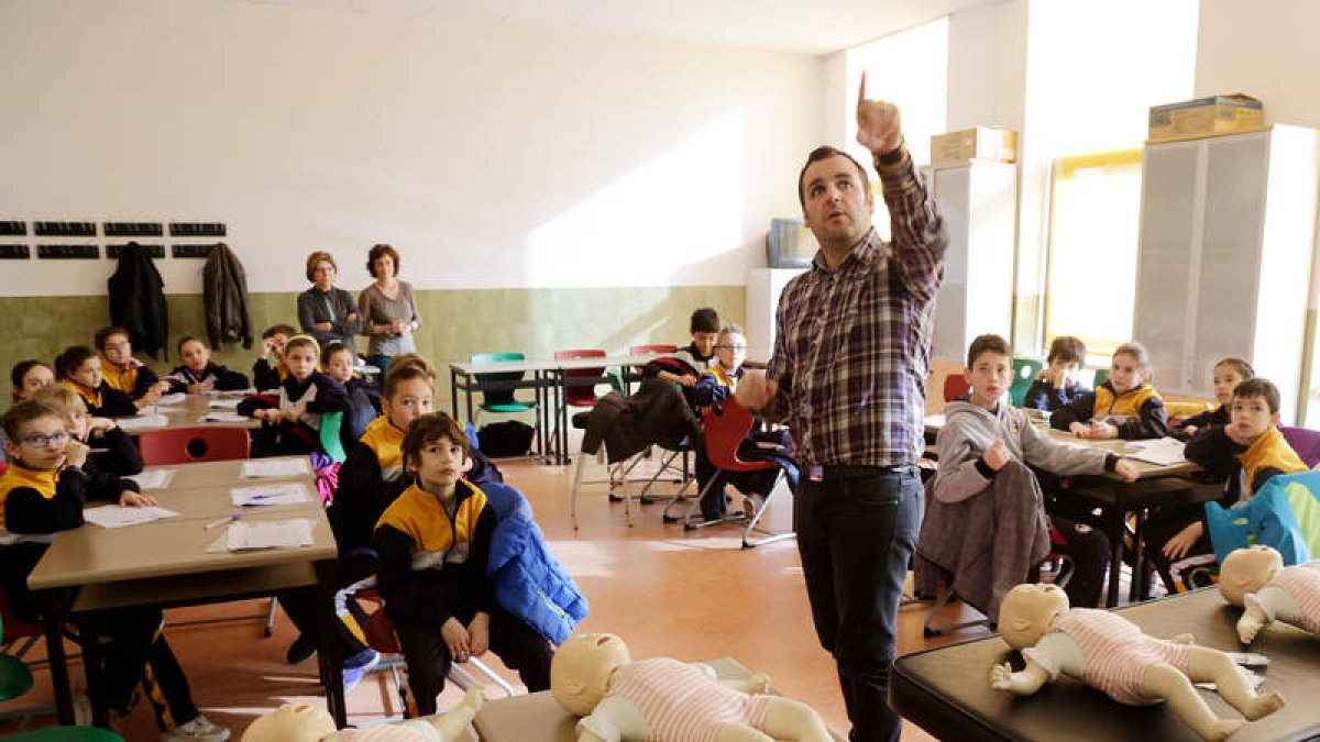 Los alumnos abordaron la vacunación de bebés en la Escuela de Enfermería. SECUNDINO PÉREZ