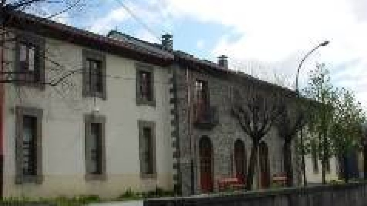 Residencia de la Tercera Edad El Roble, donde se ubica el centro de día