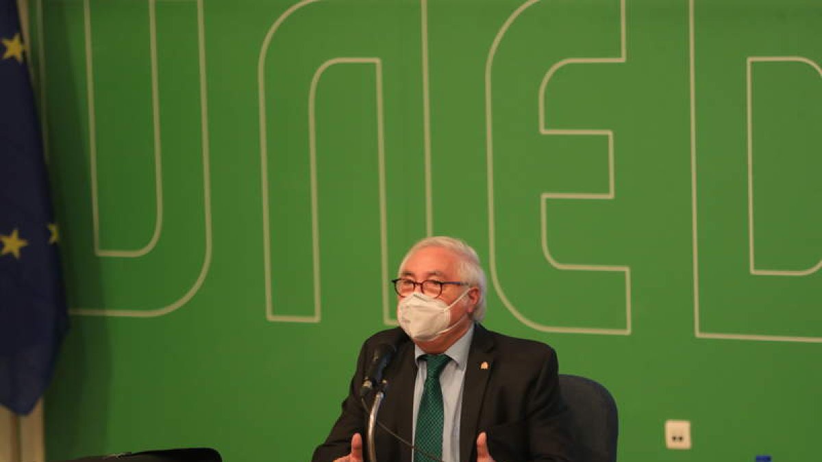 Manuel Castells, ayer, en el acto que tuvo lugar en la Uned de Ponferrada. ANA F. BARREDO