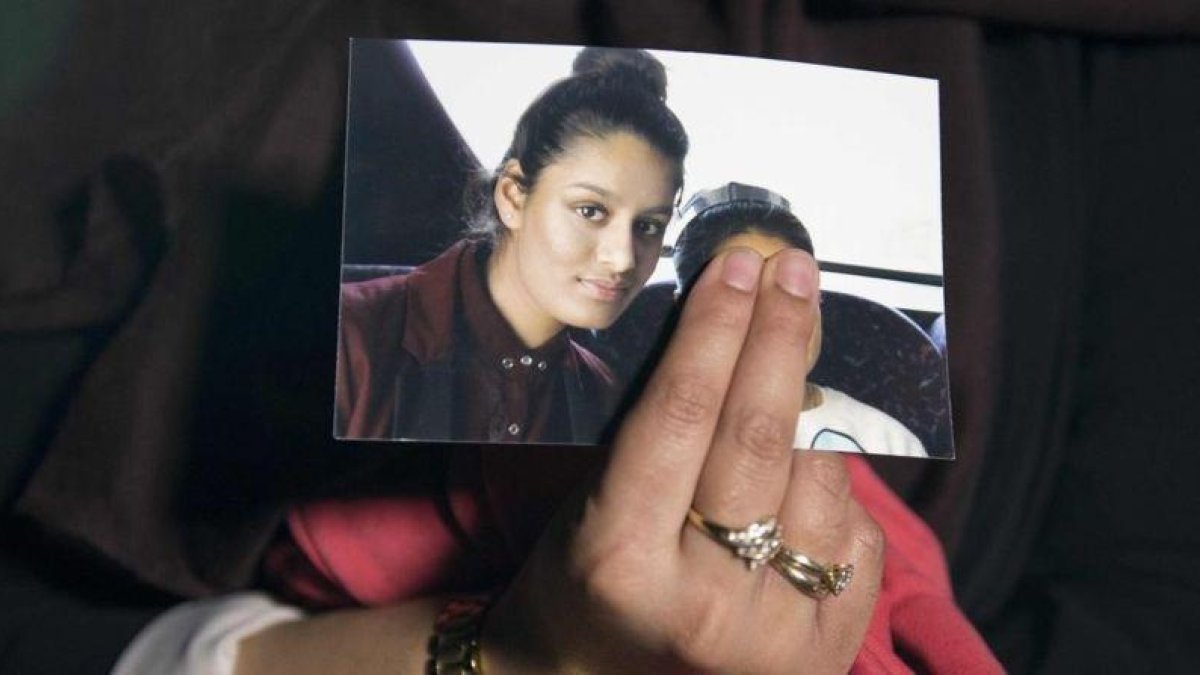 Foto de Shamima Begum, mostrada por su hermana Renu, en una rueda de prensa en el 2015.