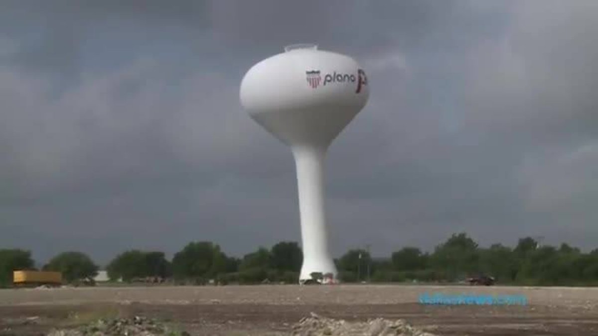 Vídeo del espectacular derribo de un tanque de agua en Texas, que fue talado como si fuera un árbol.