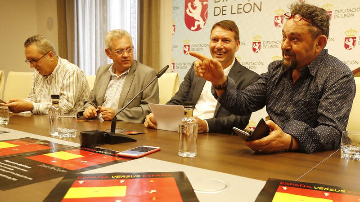 Adolfo Alonso Ares, Miguel Ángel Fernández, José Manuel Moro y José de León, ayer en la sede de la Diputación. JESÚS
