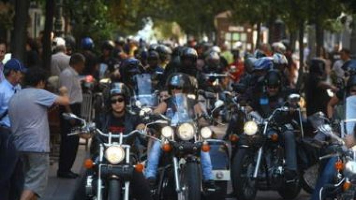 La expectación generada por los moteros llenó de curiosos la avenida de España.
