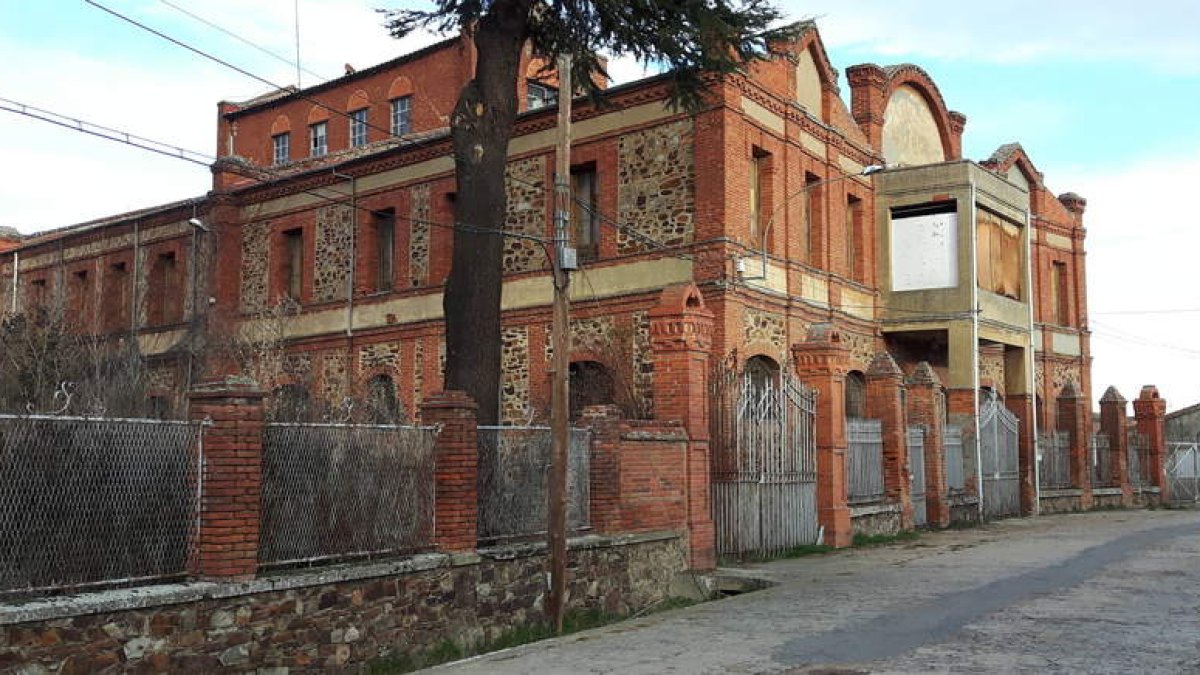 Aspecto exterior de la antigua fábrica de Astorga, que aún conserva en su interior gran parte de su maquinaria original. DL
