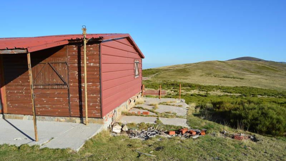 Estado de la terraza del refugio de la parte alta. E.M.E.