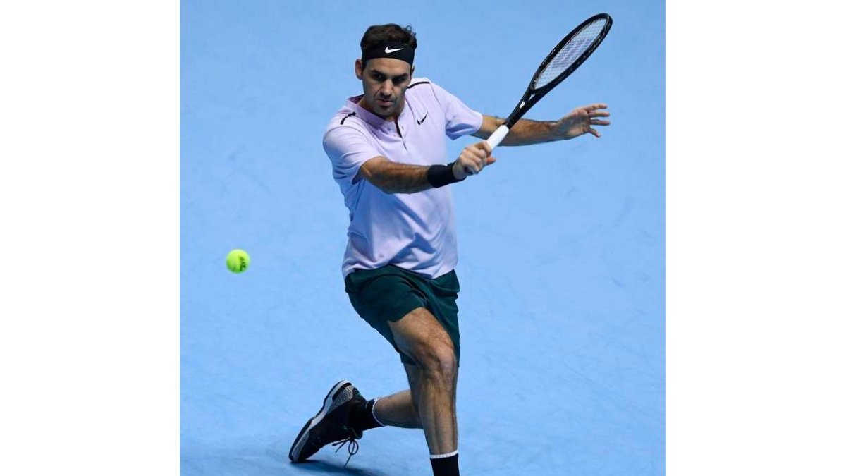 Federer golpea la bola en su partido frente a Zverev. OLIVER