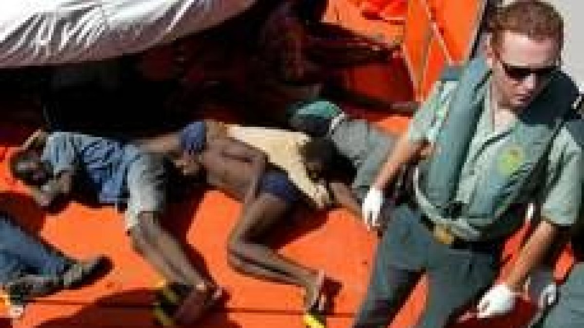 Salvamento Marítimo interceptó ayer una patera con 37 ilegales a siete millas de Fuerteventura