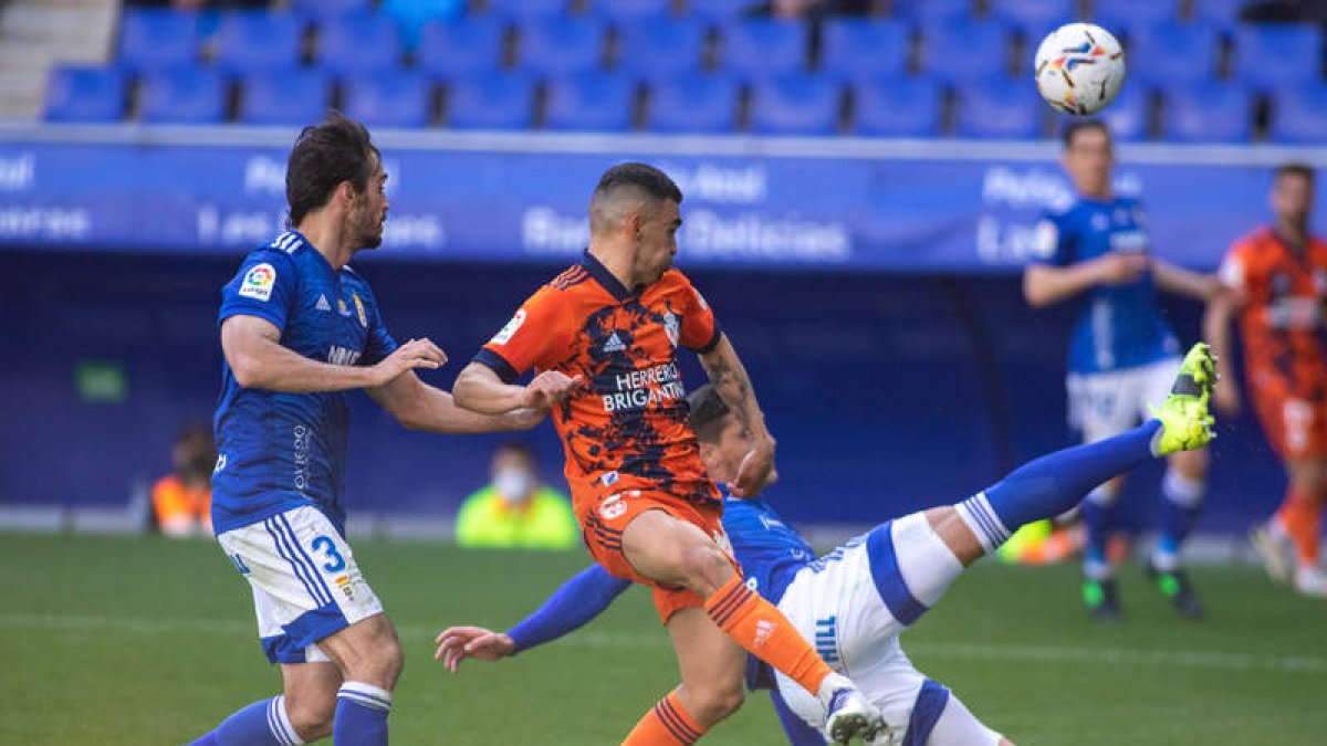 Dani Romera fue titular en la punta del ataque, aunque tuvo poco protagonismo y acabó siendo sustituido por Yuri. ÁLVARO CAMPO