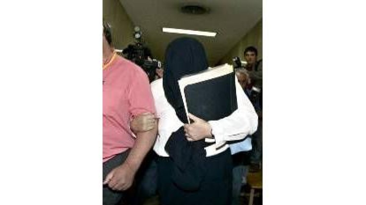 La perito Isabel López llega con el rostro cubierto a los juzgados