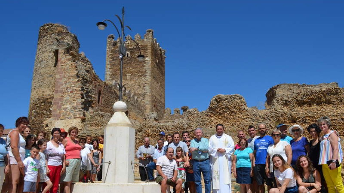 Numerosos vecinos acudieron ayer a la inauguración de la reconstruida fuente del castillo. MEDINA