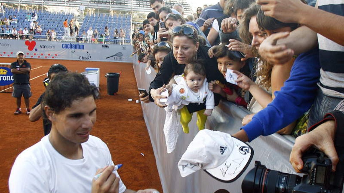 Nadal firma autógrafos al acabar ayer su entrenamiento.