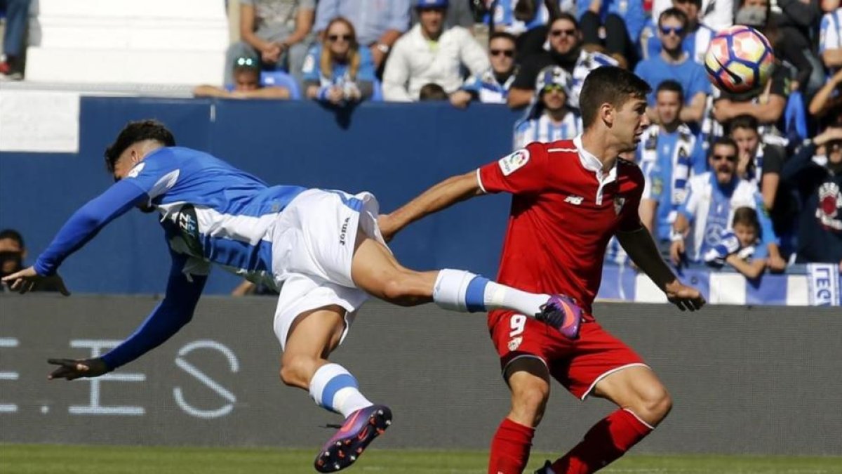 El sevillista Vietto (derecha), junto a un jugador del Leganés.