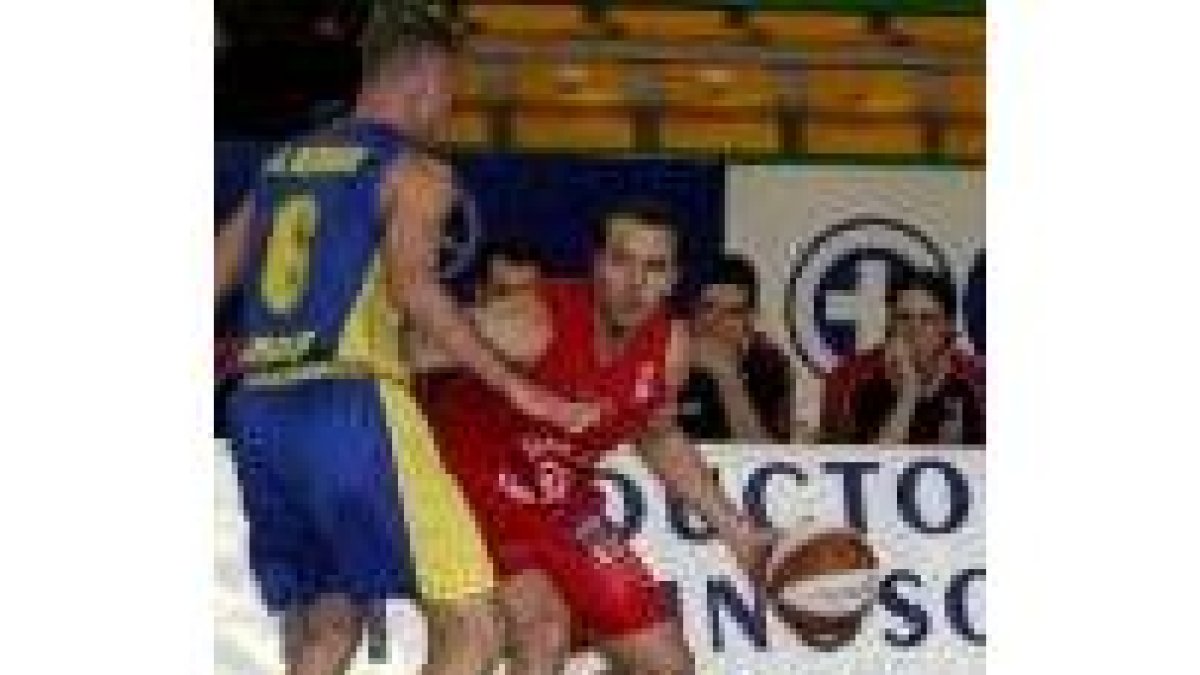 Rocchia, con la mano en la boca, observa el juego desde el banquillo