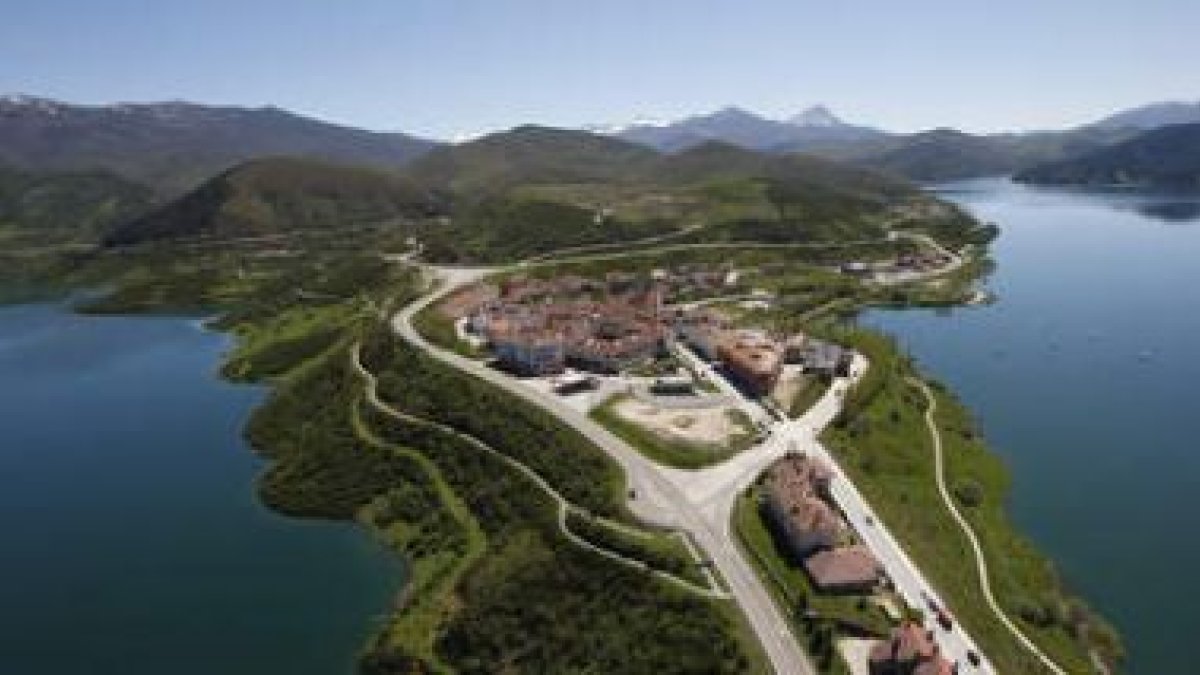 Vista aérea del nuevo Riaño, en un paraje natural de impresionante belleza. Abajo, el puente de Pedr
