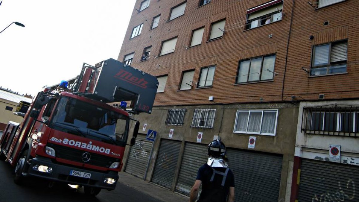 El vehículo autoescala de los bomberos frente a la fachada del edificio donde llevaron a cabo el rescate de la anciana que solicitó auxilio.