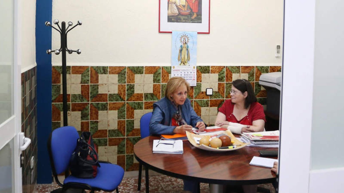 La vallisoletana María Jesús González, a la derecha, recibe una pensión no contributiva. DIEGO DE MIGUEL