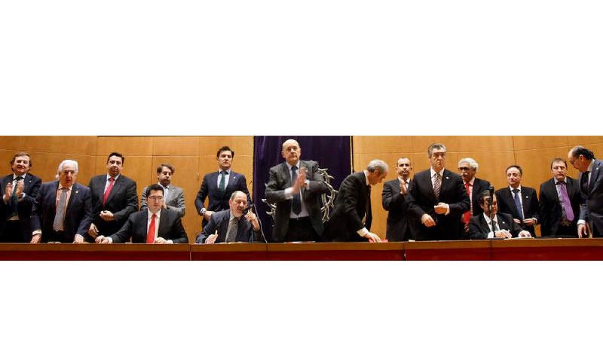 El abad y la Junta de Seises explicaron ayer a los papones de la cofradía los detalles de la subasta para la que pidieron el apoyo unánime.