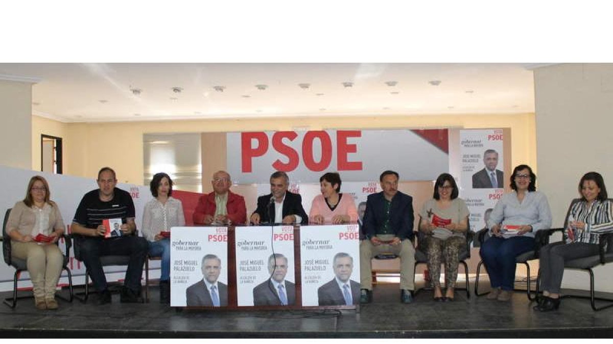 El alcalde, en el centro, junto a algunos de los miembros que le acompañan en la lista.