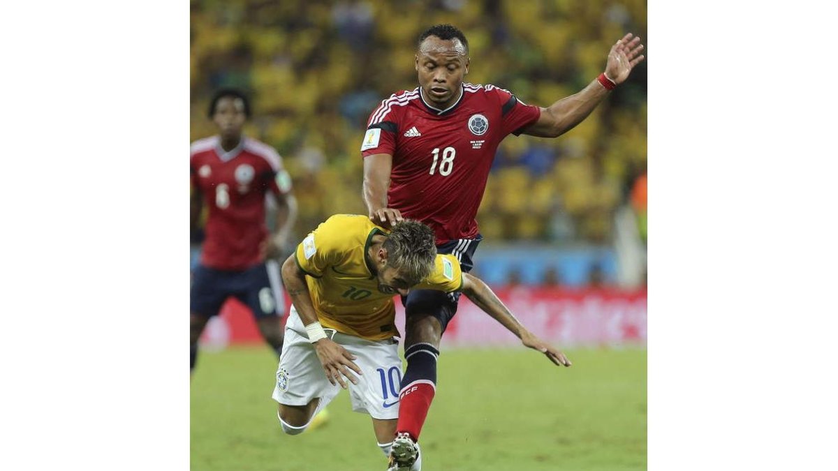 Neymar cae ante el defensa Zúñiga, durante el partido Brasil-Colombia de cuartos.