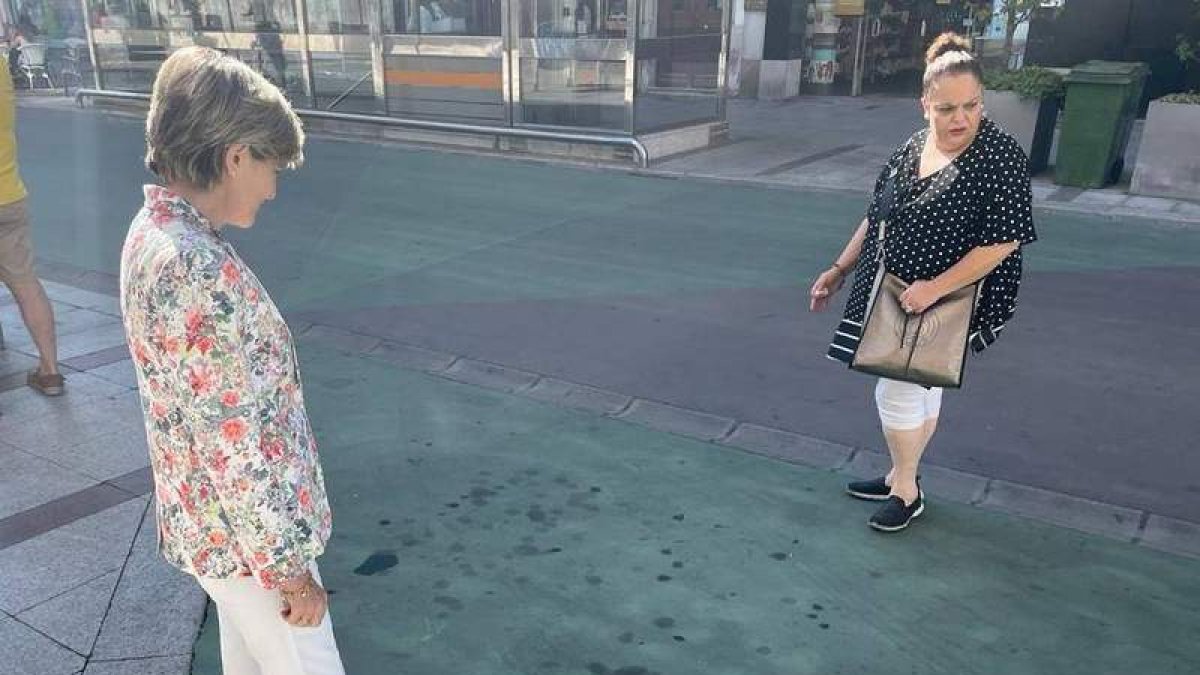 Las calles están manchadas y cubiertas de grietas. DL