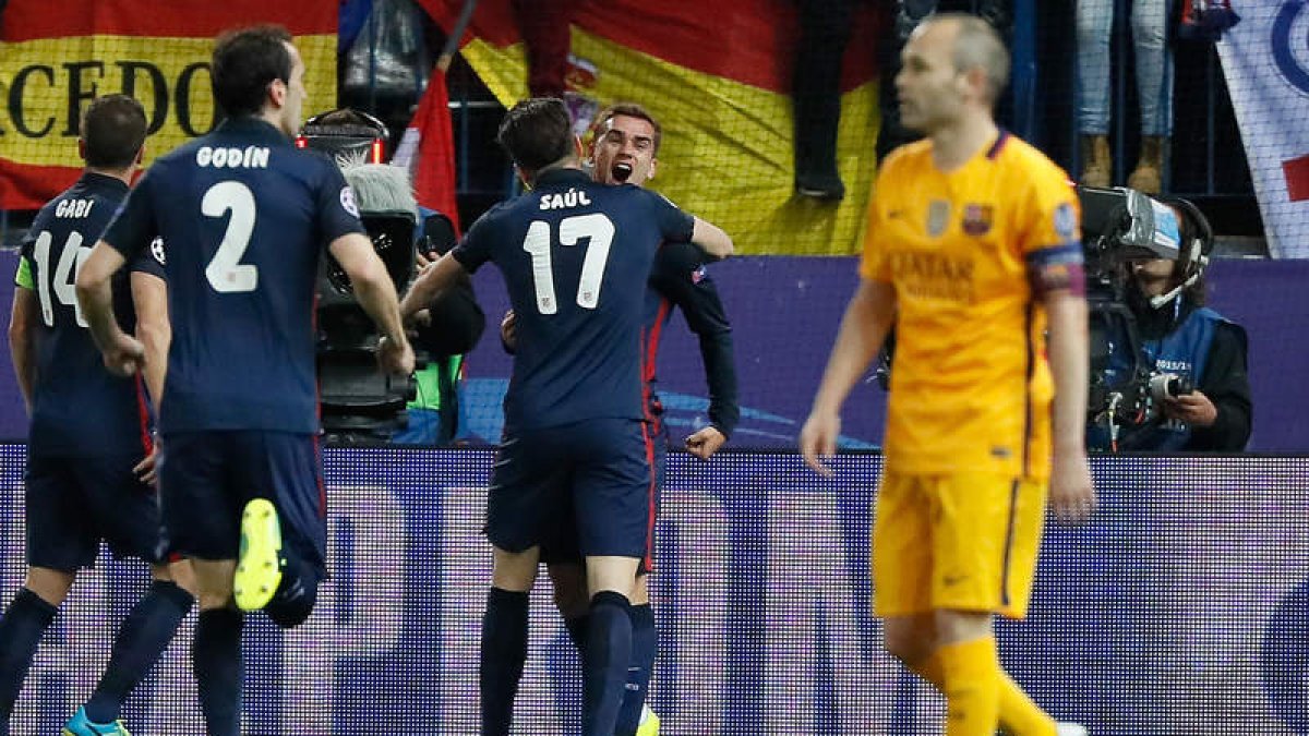 Gabi, Godín y Saúl corren para felicitar a Griezmann por su gol que suponía el 1-0 con el que el Atlético de Madrid ponía en franquicia la eliminatoria ante el Barça. BALLESTEROS