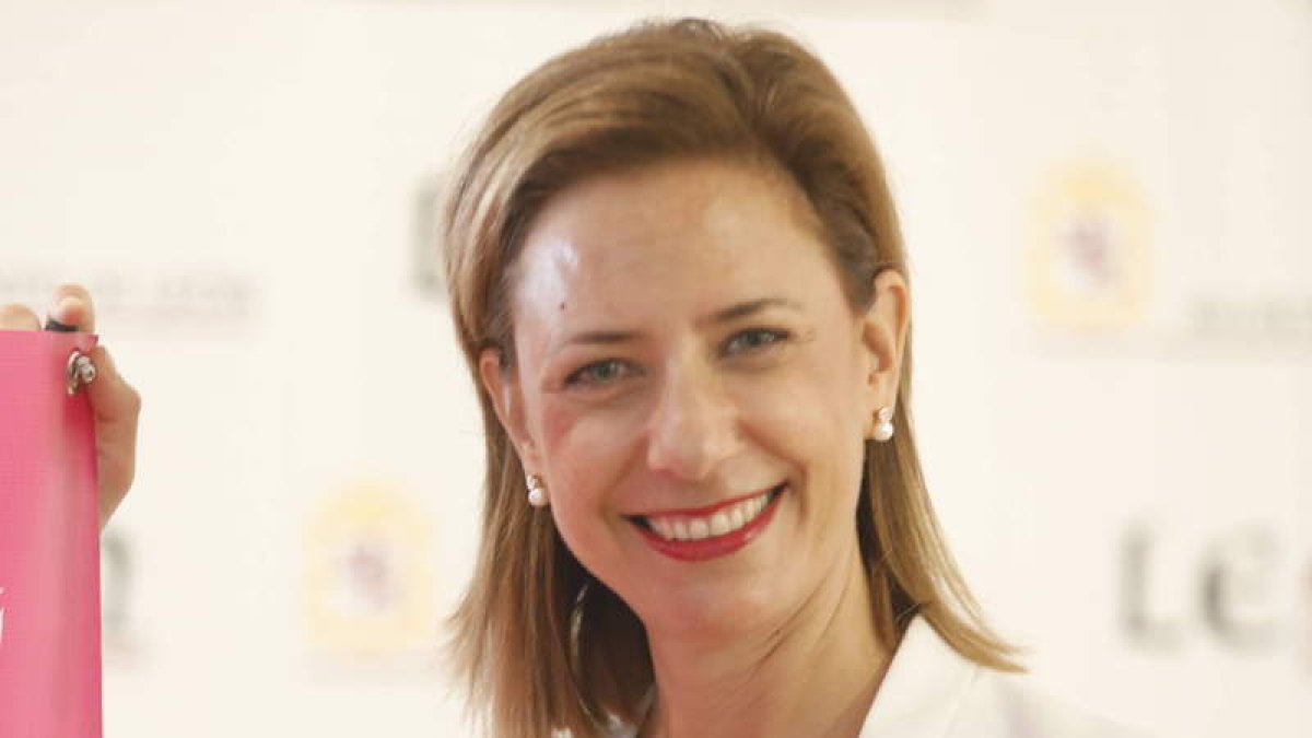 Noelia Valdueza, presidenta de Almom, debuta como escritora. FERNANDO OTERO