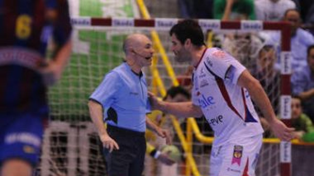 Castresana increpando agriamente a uno de los árbitros durante el partido
