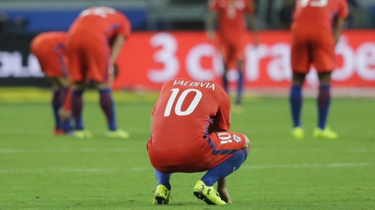 Los futbolistas de Chile, abatidos al final del partido ante Brasil