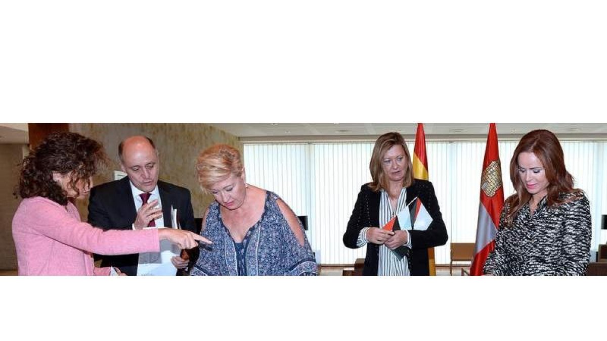 La consejera de Hacienda, Pilar del Olmo, entrega los nuevos presupuestos a la presidenta de las Cortes, Silvia Clemente. NACHO GALLEGO/EFE