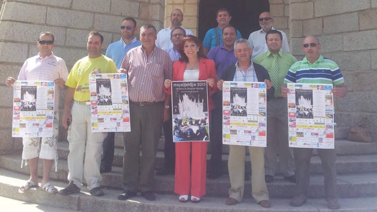 Alcaldes y organizadores, ante las puertas del Palacio.