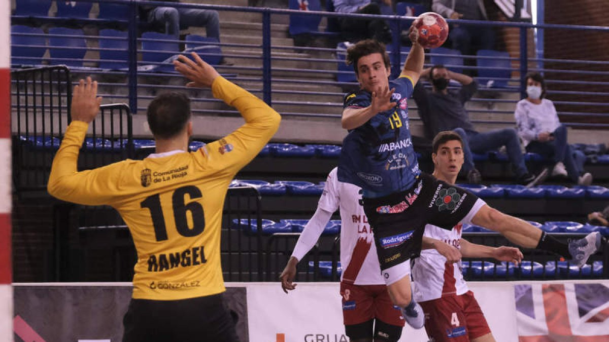 Gonzalo Pérez en una acción de ataque del Abanca Ademar. Su aportación al triunfo leonés en Logroño tuvo nada menos que diez goles de rúbrica. LOF