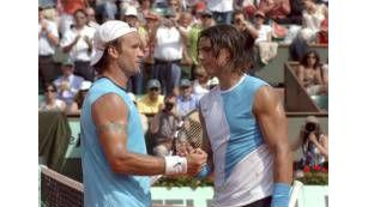 Carlos Moyá, a la izquierda, felicita a Rafa Nadal al término del partido