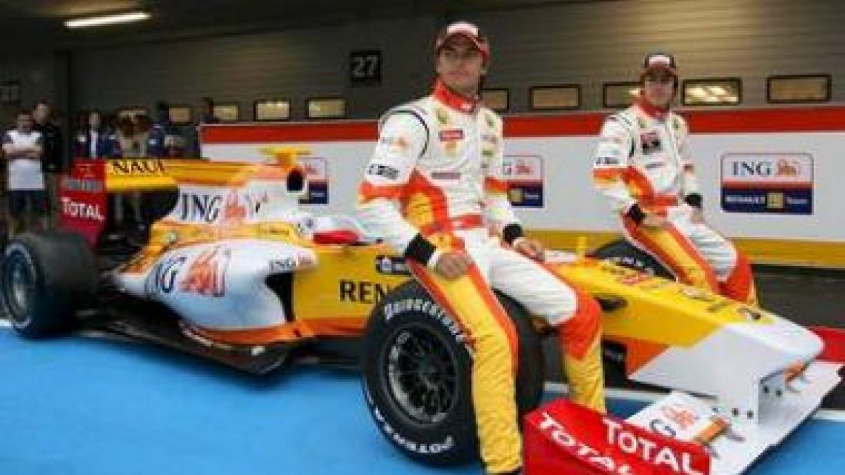 Los pilotos de la escudería Renault, el brasileño Nelson Piquet Jr., en el centro, y el español Fern