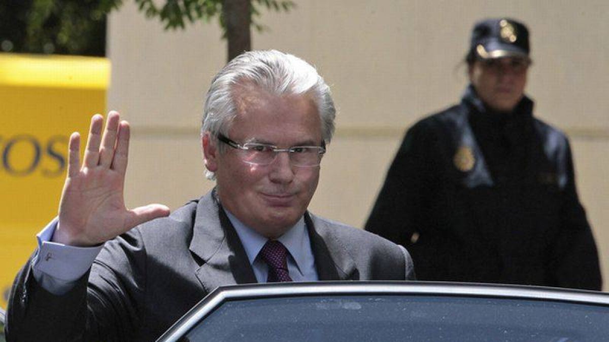 El juez Baltasar Garzón saluda, a su salida de la Audiencia Nacional, el 14 de mayo del 2010.