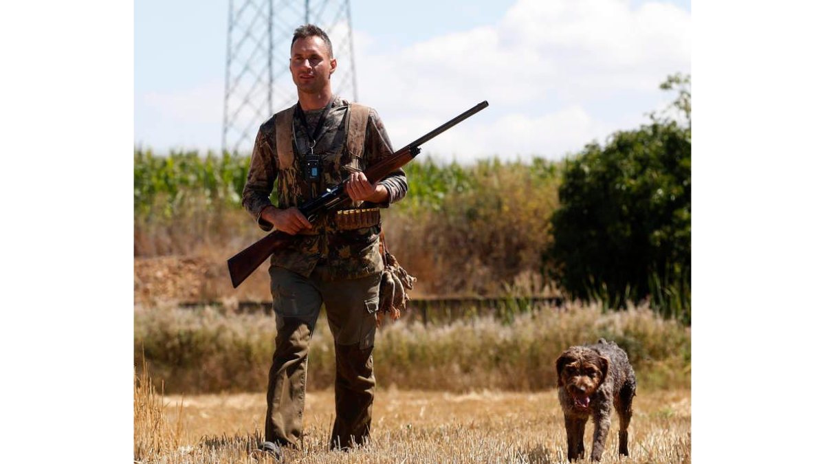 Un cazador con su perro en una jornada de actividad. FERNANDO OTERO