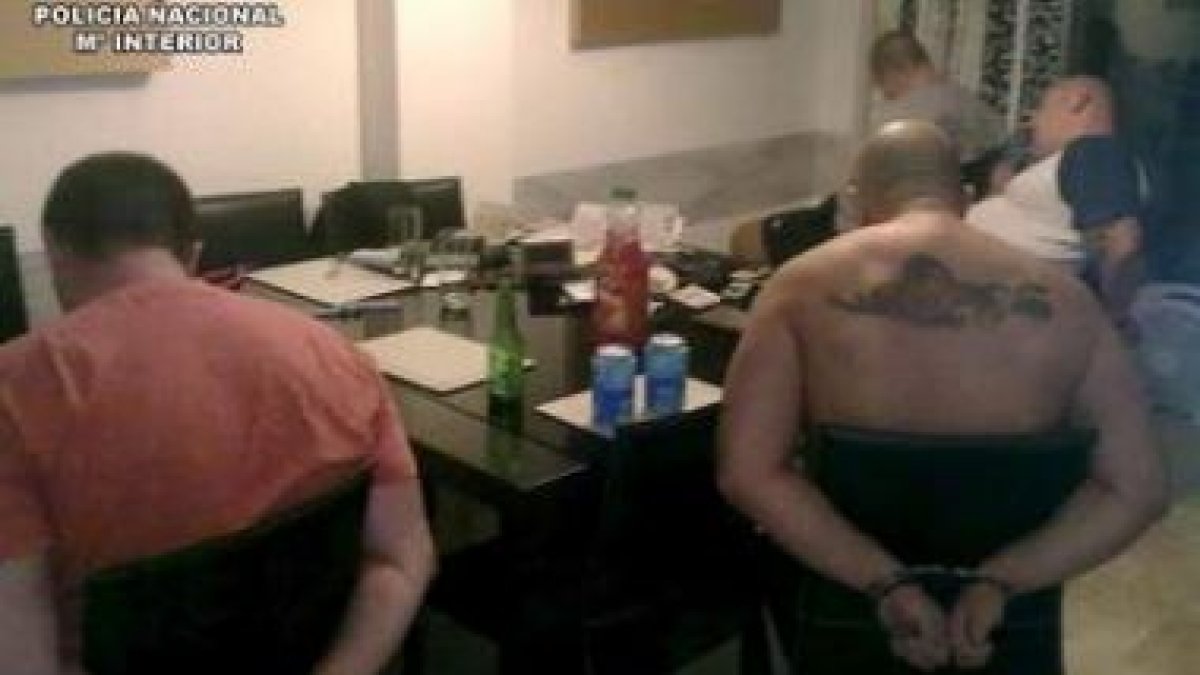 Los individuos que mantenían secuestrado al ciudadano polaco, tras ser detenidos.