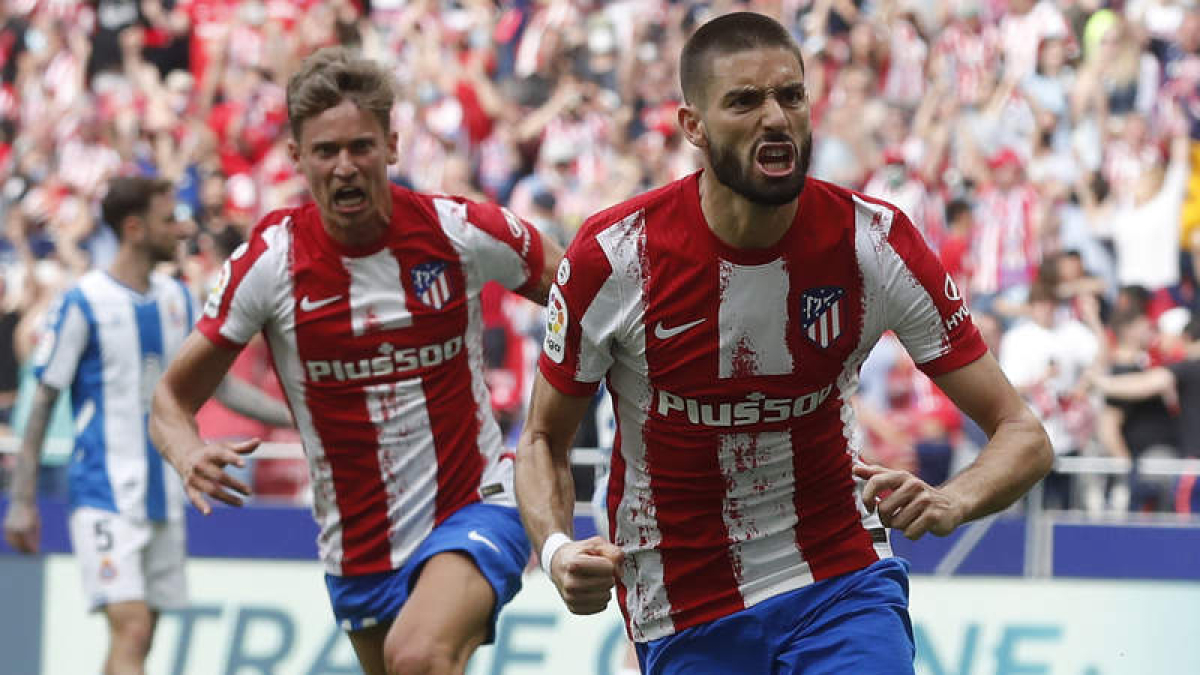 Carrasco celebra el gol de penalti que le dio la victoria a los rojiblancos en el añadido. J. CARLOS HIDALGO