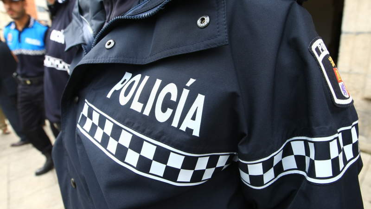 Un policía municipal, en una imagen de archivo. L. DE LA MATA